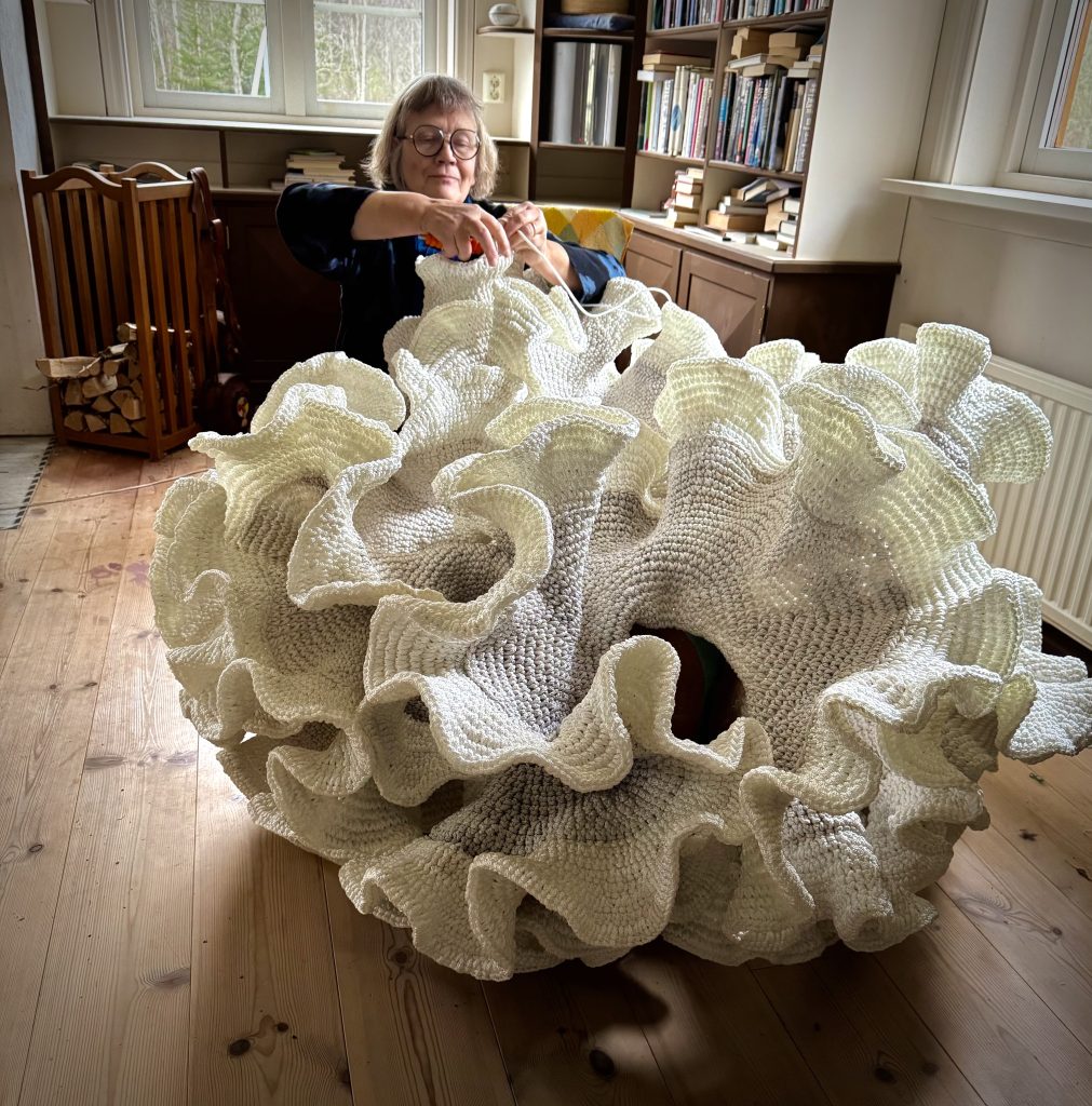 Kartin Hurtig, textil konstnär från Sverige, virkar en stor skulptur som ser ut som en växt från havet