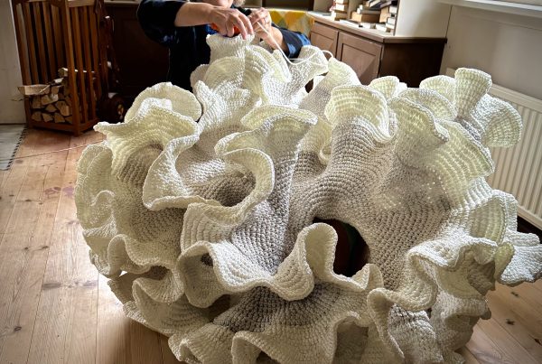 Kartin Hurtig, textil konstnär från Sverige, virkar en stor skulptur som ser ut som en växt från havet